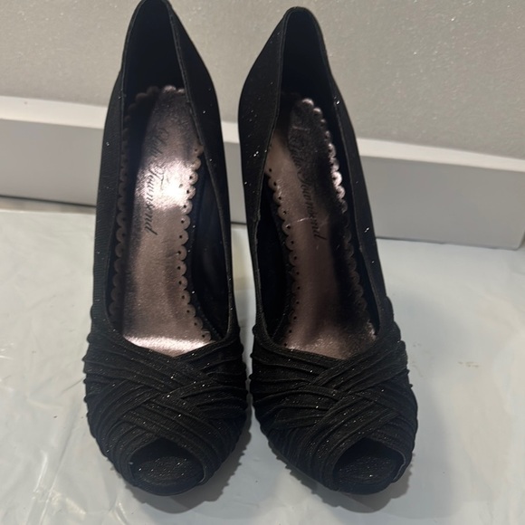 Elegant Black Textured Peep-Toe Heels - Picture 3 of 7